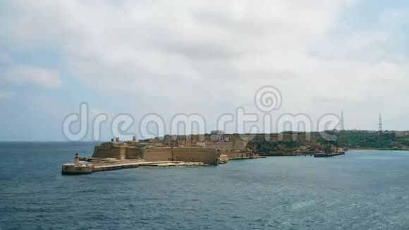 从瓦莱塔海岸看地中海里卡索利堡和马耳他岛视频的预览图