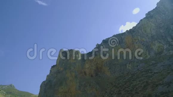 智能手机上的女性图片跨越峡谷的风景如画视频的预览图