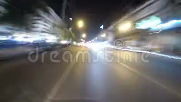 在夜间亚洲道路交通上骑摩托车的POV视图时光流逝泰国芭堤雅视频的预览图