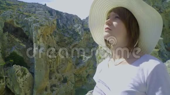 女性观看风景如画的峡谷视频的预览图