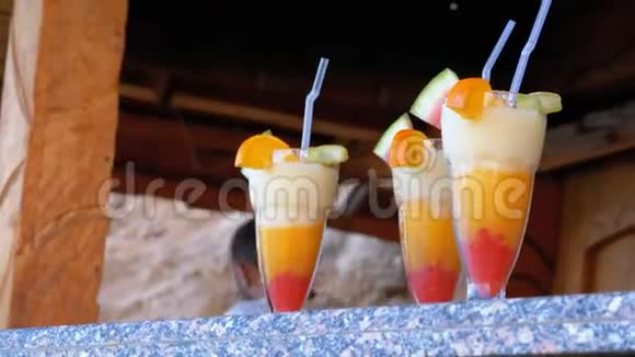 各种新鲜的异国鸡尾酒或果汁玻璃与稻草在海滩酒吧埃及红海视频的预览图