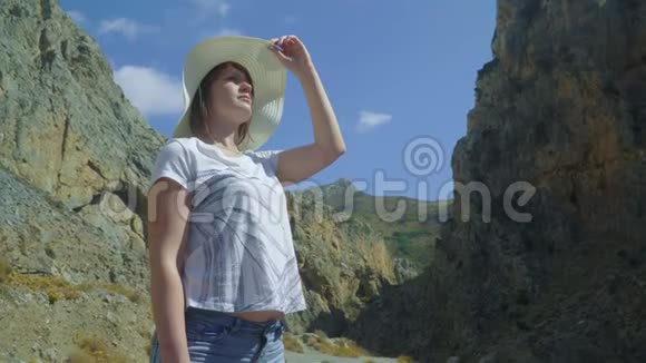 女性观看风景如画的峡谷克里特岛视频的预览图