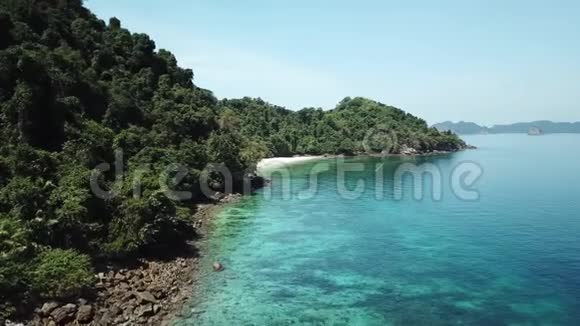 从美丽的NyaungOoPhee岛上的无人机鸟瞰视频的预览图