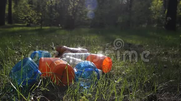 山的塑料瓶垃圾垃圾躺在大自然的森林里垃圾在树林里塑料视频的预览图