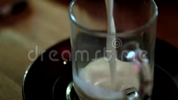 酿造一杯拿铁咖啡视频的预览图