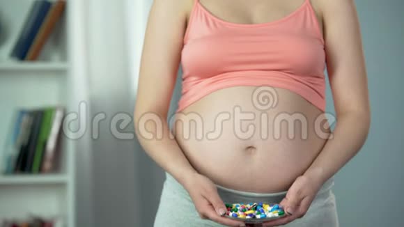 女性拒绝服用健康怀孕的药丸和添加剂有意识地为人父母视频的预览图