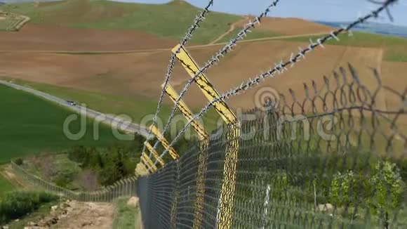 铁丝网和大栅栏用来阻挡移民视频的预览图