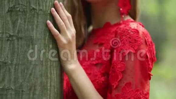 森林里浪漫的时尚女孩视频的预览图