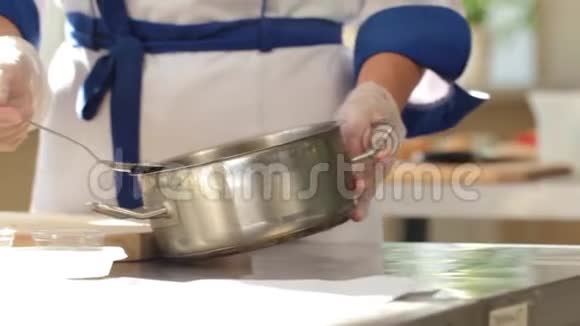 餐厅厨房的视频厨师把肉汤倒入沙拉中移动摄像头视频的预览图