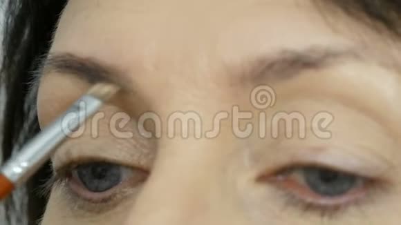 一种特殊的画笔用眉毛阴影描绘眉毛近景专业化妆师化妆到中间视频的预览图