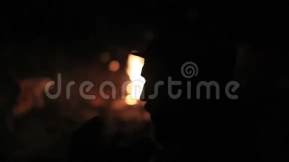 在营地里一夜之间发生的火灾视频的预览图