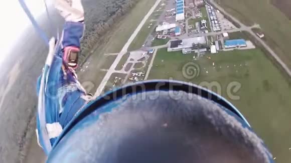跳伞员在绿色的田野上跳伞极端的爱好肾上腺素视频的预览图