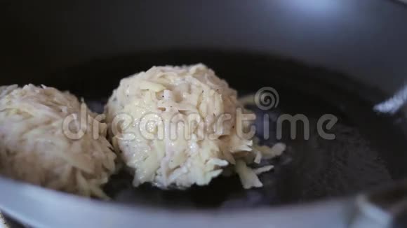 在家里用平底锅做饭视频的预览图