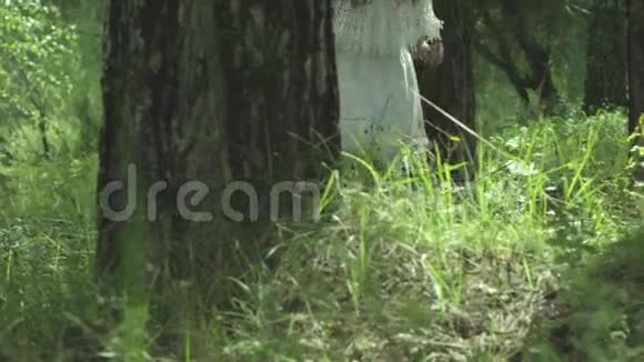 女孩在草地上跑进森林视频的预览图
