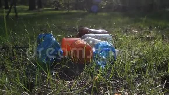 山的塑料瓶垃圾垃圾躺在大自然的森林里垃圾在树林里塑料视频的预览图