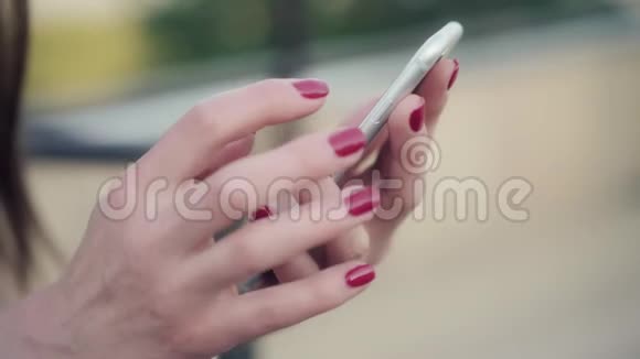 特写女性手握智能手机在触摸屏上输入文本女人在社交场合回复朋友信息视频的预览图
