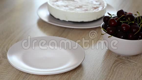 在盘子里放一块樱桃芝士蛋糕视频的预览图