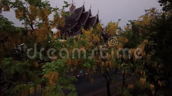 鸟瞰泰国清迈的瓦拉贾蒙特安寺视频的预览图