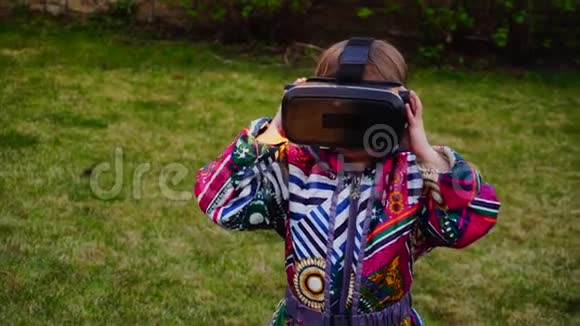 幼儿使用虚拟现实眼镜视频的预览图