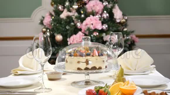 餐厅概念新年和圣诞大餐桌戴手套的侍者打开然后用玻璃盘子关上视频的预览图