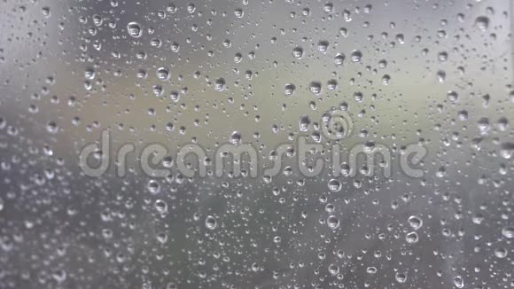 雨飘到玻璃上引起一滴水在雨天铺开镜子感到孤独和孤独用作背部视频的预览图