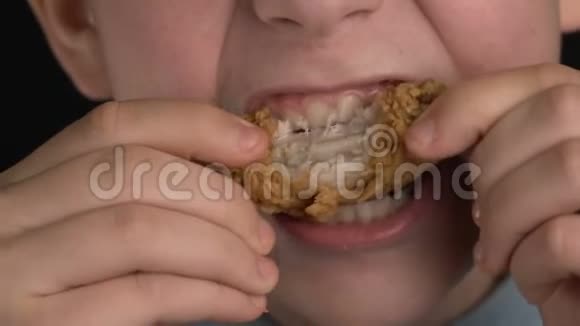 男孩吃鸡翅或鸡块快餐视频的预览图