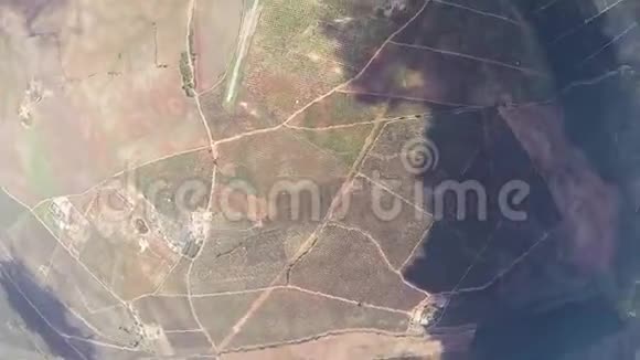 专业跳伞员在空中打开降落伞极端活动肾上腺素视频的预览图