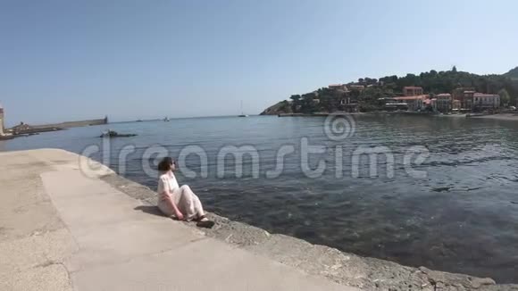 法国科利乌尔地中海沿岸的一位身穿礼服的年轻女子视频的预览图