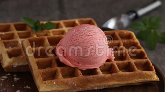 草莓冰淇淋倒入巧克力视频的预览图