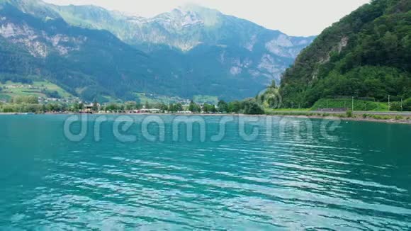 瑞士瓦兰塞湖的蓝色水域鸟瞰图视频的预览图