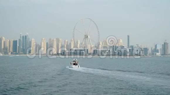 美丽的迪拜现代塔和浮动游艇和船只时间推移在夜间超移视频的预览图
