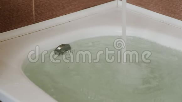 强烈的水流涌入浴缸水浇过边缘快关门视频的预览图
