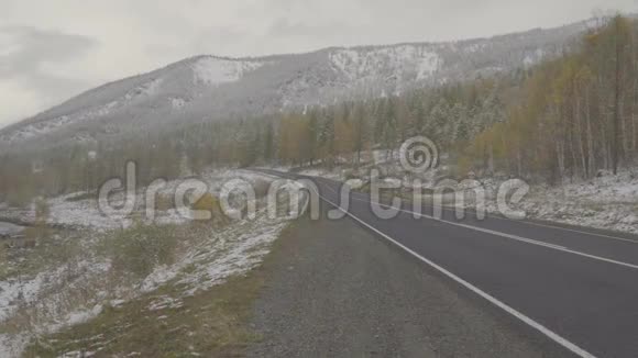 冬季山路雪落冬季山景雪化视频的预览图