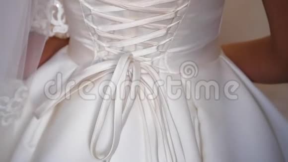 紧身腰带系着新娘婚纱视频的预览图