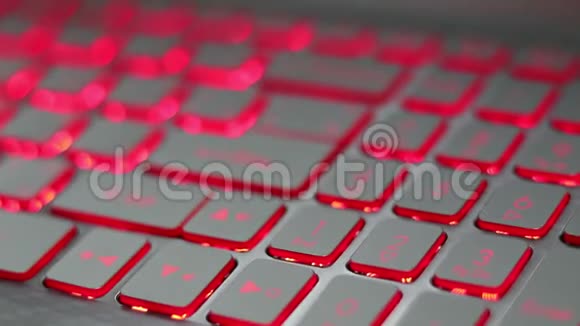 黑色和红色键盘笔记本视频的预览图
