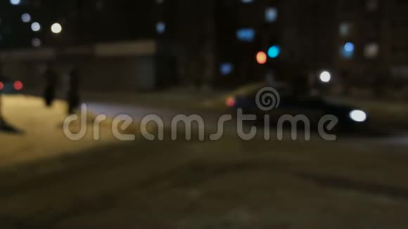 背景模糊夜晚城市灯光模糊汽车道路人们在冬天视频的预览图