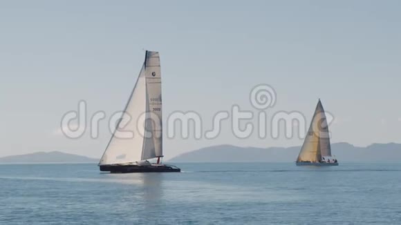 帆船在大海上航行视频的预览图