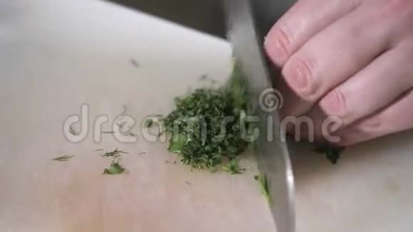 手的特写用刀切新鲜的鳃年轻的厨师在一个白色的切割板特写上切割卷心菜在这里做饭视频的预览图