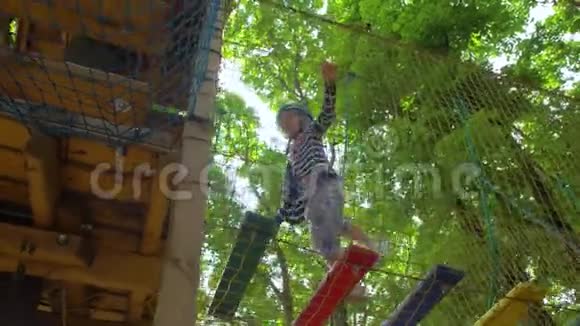 一个绳索公园的小女孩视频的预览图
