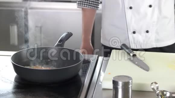 厨师用迷迭香煎蔬菜视频的预览图