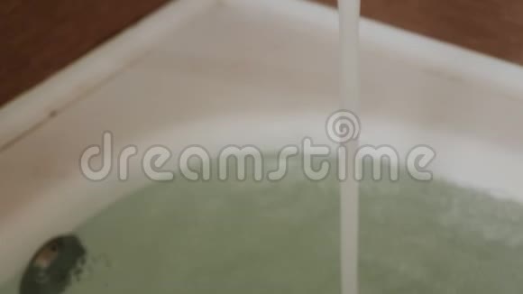 强烈的水流涌入浴缸摄像机从下往上移动视频的预览图