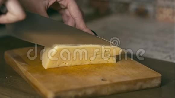 女人在厨房里切奶酪视频的预览图