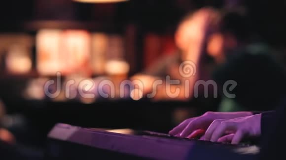 音乐家在合成器上特写旋律的手视频的预览图