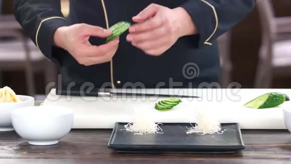 切黄瓜和卡塔菲面团视频的预览图