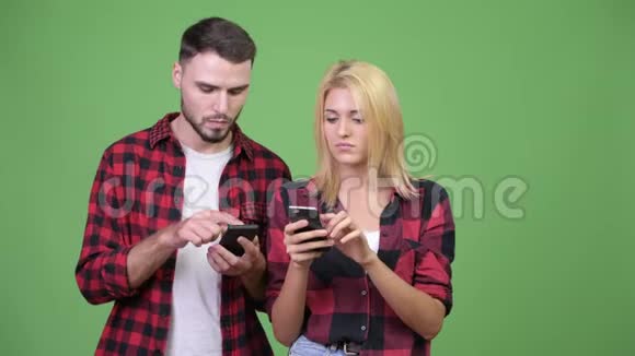 年轻的一对夫妇用电话一起得到好消息视频的预览图