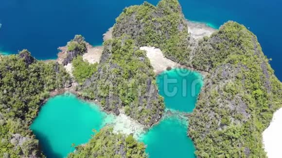 RajaAmpat偏远岩石群岛鸟瞰图视频的预览图