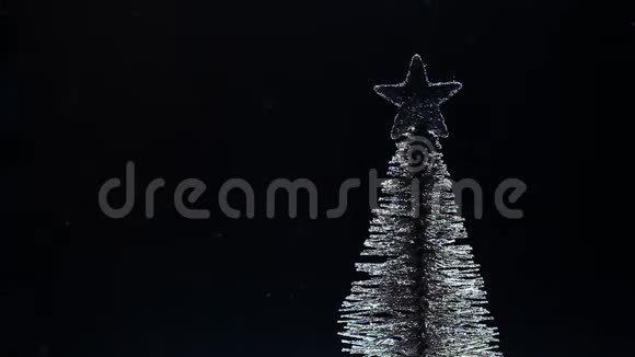 杉树雪暗背景视频的预览图