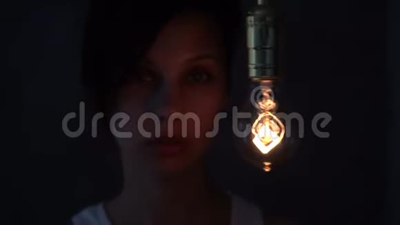 一个漂亮的神秘女孩带着灯泡视频的预览图