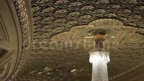 宫殿里的吊灯视频的预览图