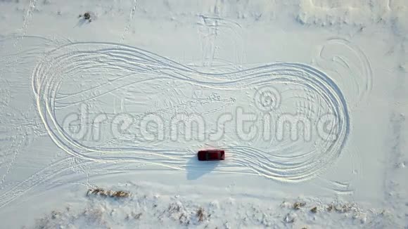 这辆红色的旧车正在冬季的布景上漂流并画出了八个人的象征视频的预览图